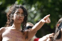 Латинская девушка протестует топлес