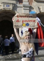Девушки протестуют показывая грудь на улице