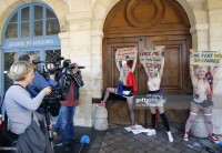 Девушки протестуют показывая грудь на улице