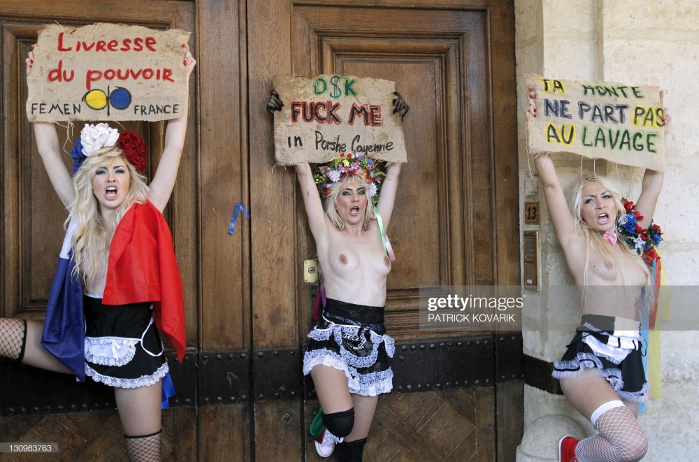 Активистки Femen в костюмах горничных