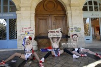 Активистки Femen в костюмах горничных