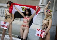 Полностью голые девушки протестуют