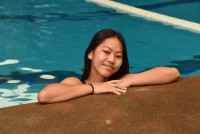 Девушка тинейджер в спортивном купальнике