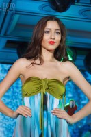 Девушка на показе пляжной моды Lingerie Fashion Weekend 2016