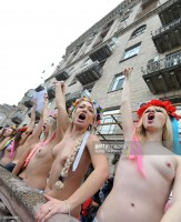 Голый протест участниц Femen