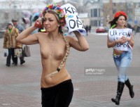 Девушки голышом протестуют на улице