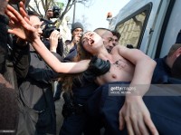 Активистки с голой грудью протестуют