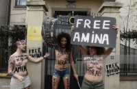 Активистки с голой грудью протестуют
