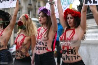 Голый протест активисток Femen