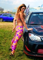 цветные леггинсы девушка go-go в обтягивающем на автоэкзотике 2011