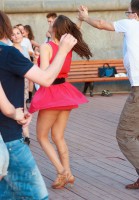 Девушка танцует в короткой юбке