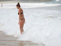 Девушка в стрингах на пляже
