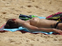 Топлес девушка на пляже