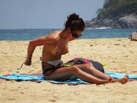 Топлес девушка на пляже