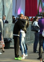 парочка целующихся на улице