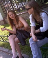 девушки на улице сидят