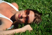 портрет девушки в солнечных очках на траве