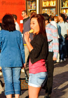 девушка эротично ест мороженое