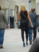 девушка на улице на высоких каблуках