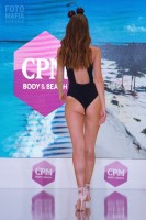Модель CPM в купальнике