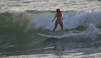 Сексуальная серфингистка в бикини