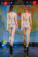 Модель бикини на выставке Lingerie Fashion Weekend