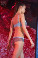Девушка в нижнем белье на показе Lingerie Fashion Weekend 2016