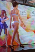 Модель нижнего белья на показе Lingerie Fashion Weekend