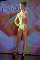 Модель на показе нижнего белья Lingerie Fashion Weekend