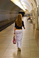девушка в прозрачном в метро