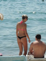девушка в бикини на пляже