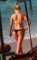 девушка на пляже в бикини