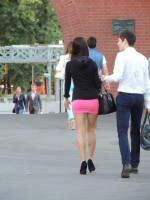 девушка в мини юбке на улице