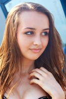 солнечный портрет девушки на автоэкзотике 2011