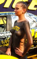 девушка mims 2011 в черно-желтом бодиарте