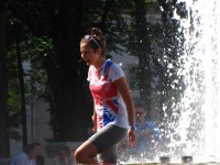 Девушка купается в фонтане