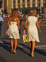 девушки в легком прозрачном платье на улице