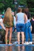 Длинноногая девушка в джинсовых шортиках