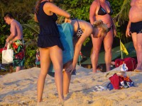 Девушка в стрингах на пляже