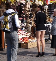 девушка в ультра мини юбке на улице
