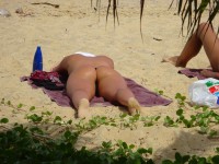 Девушка в маленьких трусиках на пляже