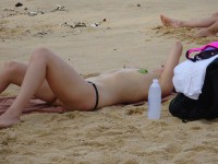 Подглядывание на пляже за девушкой