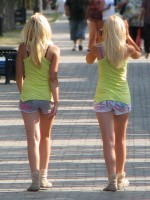 девушки близняшки в мини шортиках на улице