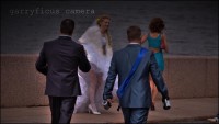 невеста показывает чулки под платьем