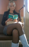 девушка читает книжку