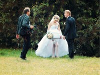 невеста демонстрирует чулки под платьем