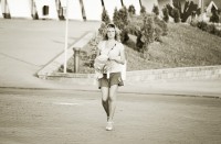 девушка на улице в мини юбке