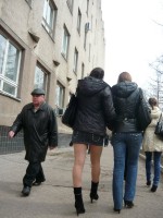 девушка на улице в джинсовой мини юбке
