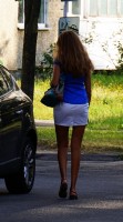Девушка в прозрачном на улице