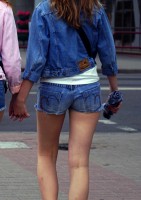 Девушка в шортиках на улице